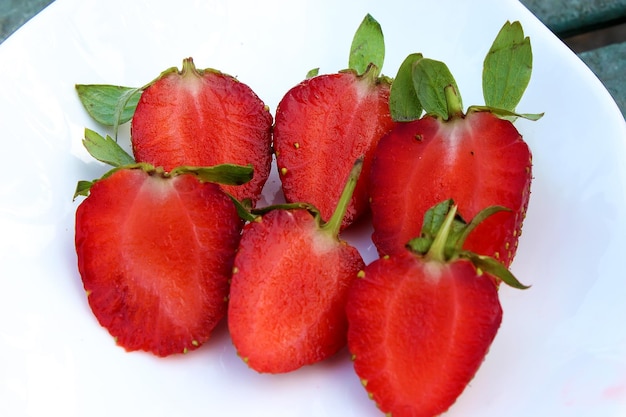 Ein Teller mit Erdbeeren mit dem Wort Erdbeere darauf