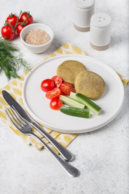 Ein Teller mit Essen, daneben ein Teller mit Essen mit Gabel und Messer.