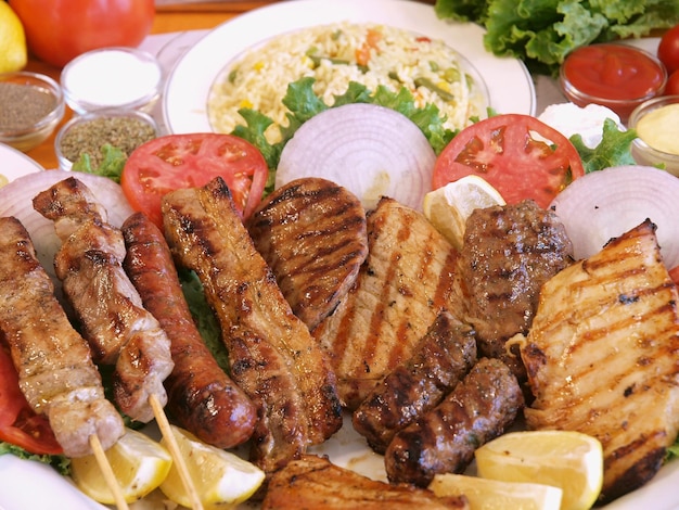 Ein Teller mit Essen mit einem Haufen Fleisch darauf