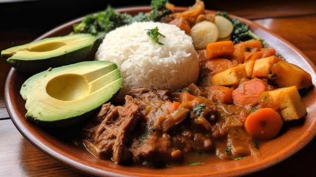 Ein Teller mit Essen mit einem Haufen Reis und Gemüse.