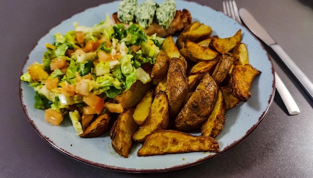 Ein Teller mit Essen mit einem Salat und einem Salat darauf