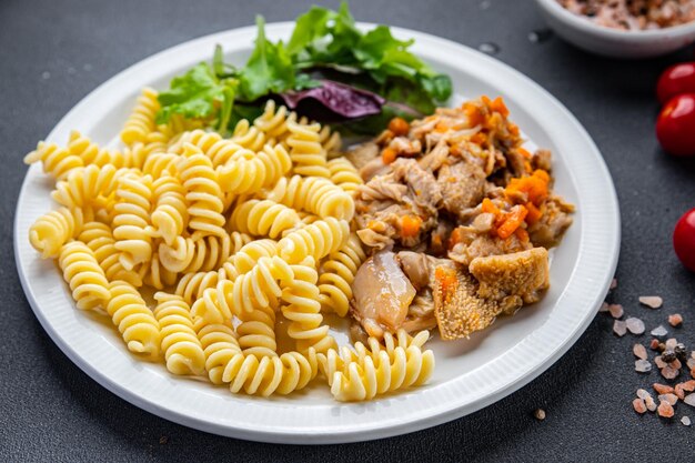 Ein Teller mit Essen mit einem Salat und einem Teller mit Essen