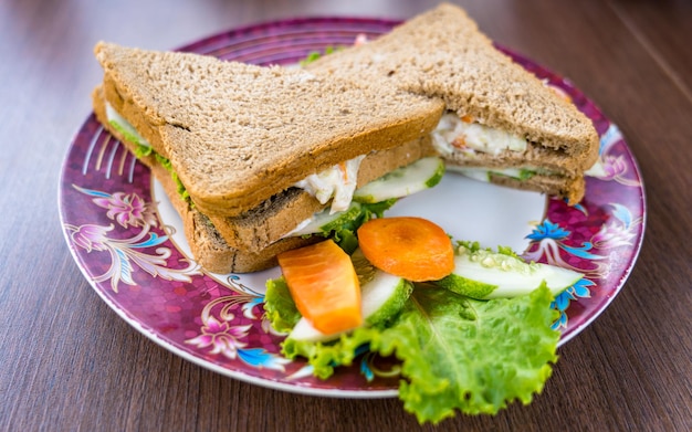 Ein Teller mit Essen mit einem Sandwich darauf