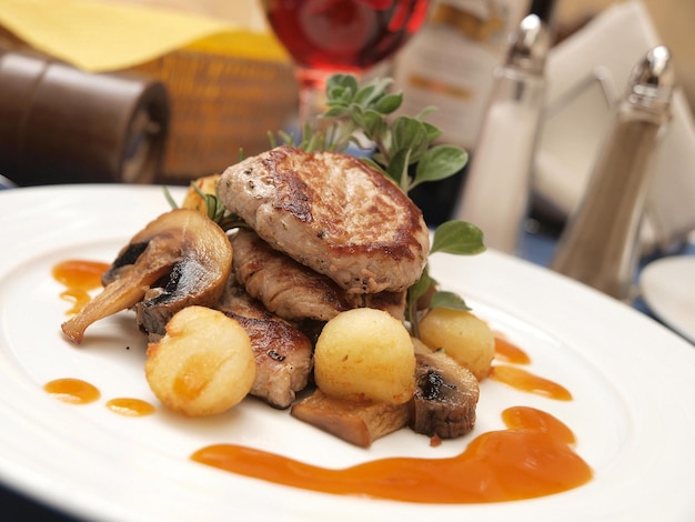 Ein Teller mit Essen mit einer roten Soße darauf