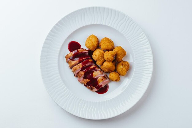 Ein Teller mit Essen mit einer roten Soße darauf