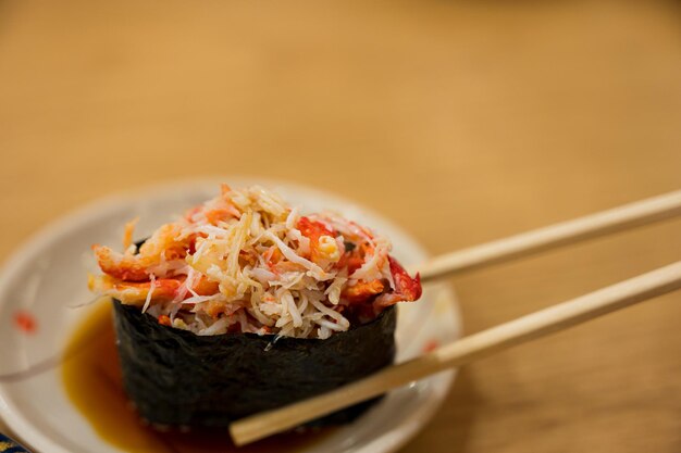 Ein Teller mit Essen mit Stäbchen und ein Teller mit Kimchi.