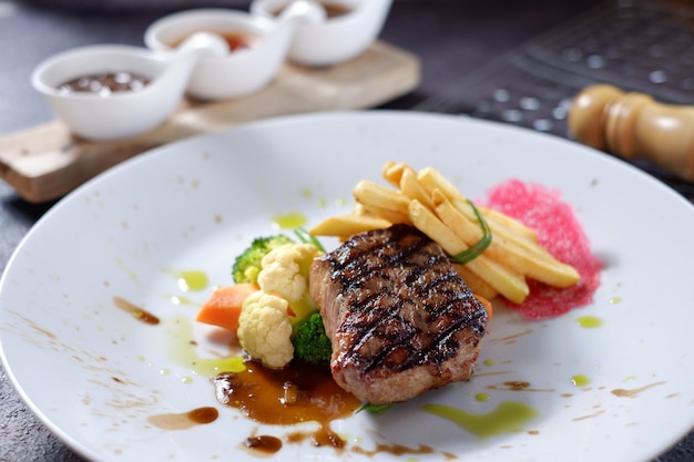 Ein Teller mit Essen mit Steak und Gemüse