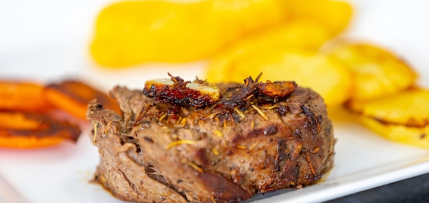 Ein Teller mit Essen und einem Stück Fleisch mit der Aufschrift „Insekt“.
