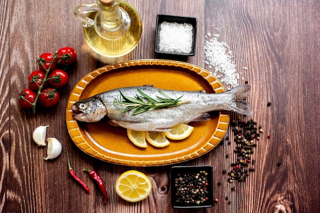 Ein Teller mit Fisch und Zutaten auf einem Holztisch