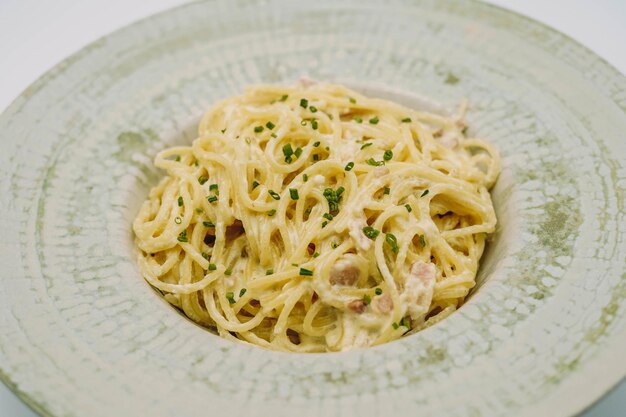 Ein Teller mit frischen Nudeln mit Alfredo-Sauce