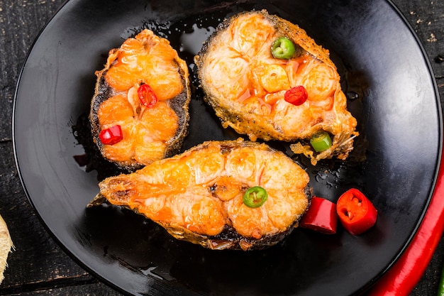 Ein Teller mit gebratenem Fisch