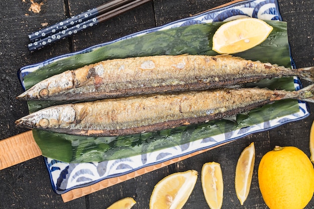 Ein Teller mit geröstetem Saury