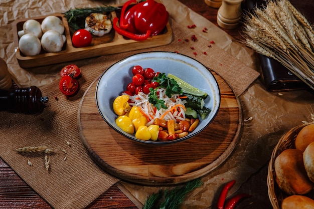 Ein Teller mit gesalzenem eingelegtem Gemüse und Pilzen Draufsicht