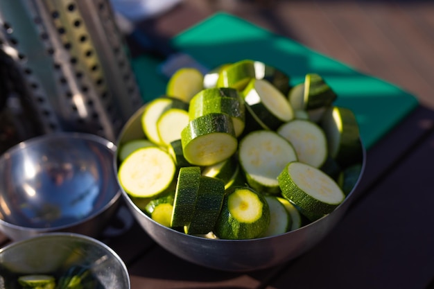 ein Teller mit geschnittenen grünen Zucchini auf dem Tisch