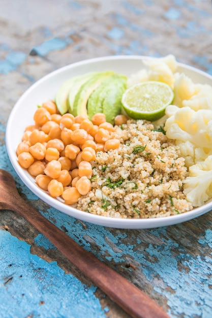 Ein Teller mit gesundem veganem Mittagessen