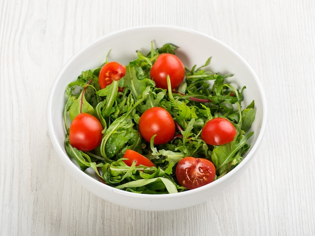 Ein Teller mit italienischem Salat