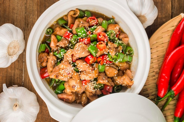 Ein Teller mit köstlichem gebratenem Hähnchen mit Chili