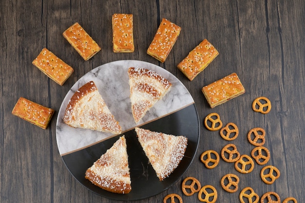 Ein Teller mit köstlichen Kuchenstücken auf einem Holztisch.