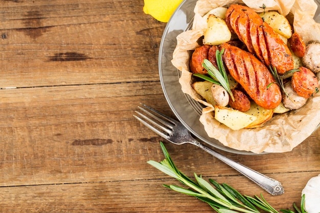 Ein Teller mit leckeren Kartoffeln und gebackener Wurst