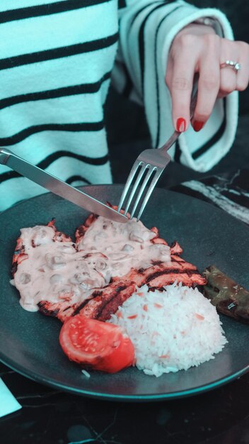 ein Teller mit Reis und eine Gabel mit einem Messer darauf