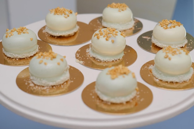 Ein Teller mit Süßigkeiten Kuchen Torten auf dem Tisch in der Gastronomie