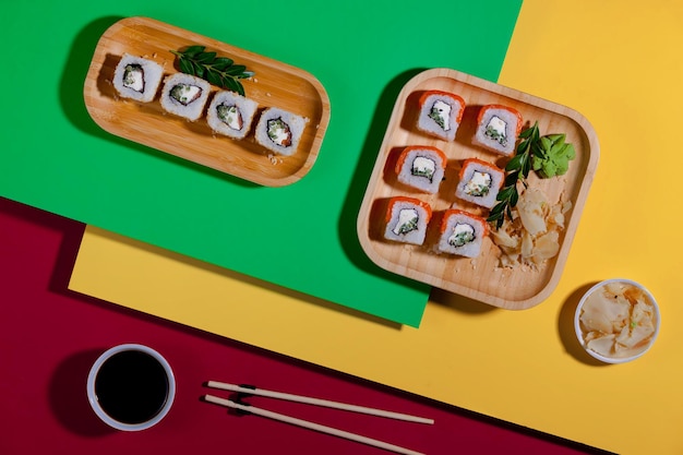 Ein Teller mit Sushi mit dem Wort Sushi darauf