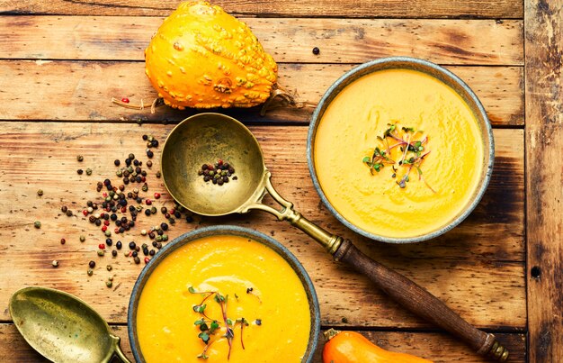 Ein Teller mit traditioneller Herbstsuppe. Kürbiscremesuppe. Gemüsecremesuppe.