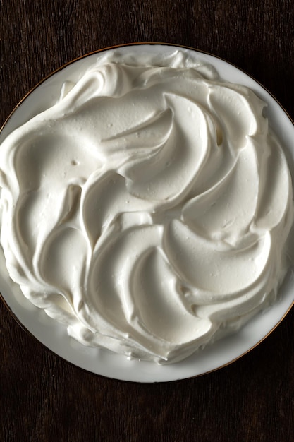 Foto ein teller mit verschmiertem joghurt auf einem holztisch