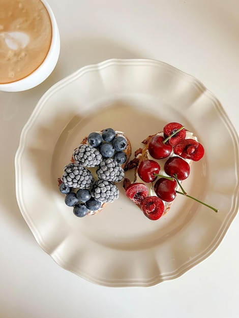 Ein Teller Obst und eine Tasse Kaffee mit einer Tasse Kaffee darauf.