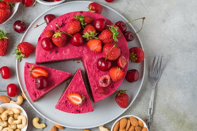 Ein Teller Obstkuchen mit einem Stück Kuchen darauf