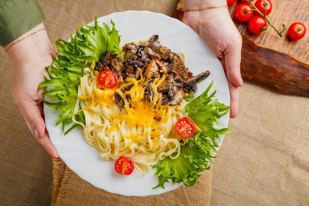 Ein Teller Pasta mit Champignons und Käse