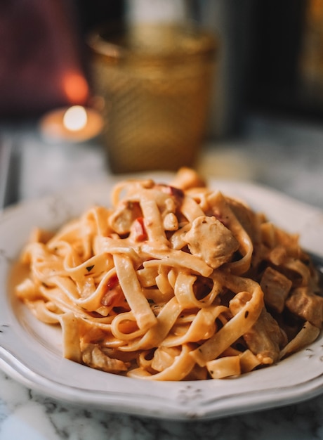 Ein Teller Pasta mit Sahne und Speck