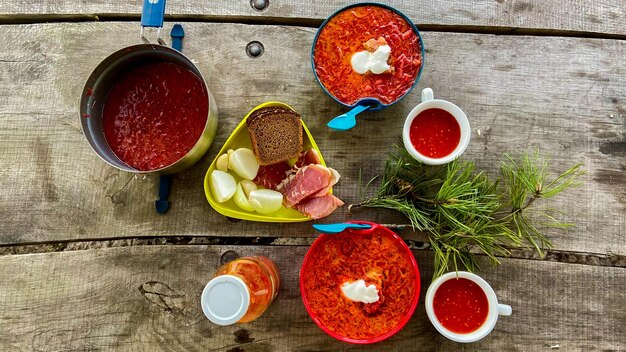 Ein Teller roter Borscht mit Schmalz und Zwiebeln auf dem Tisch