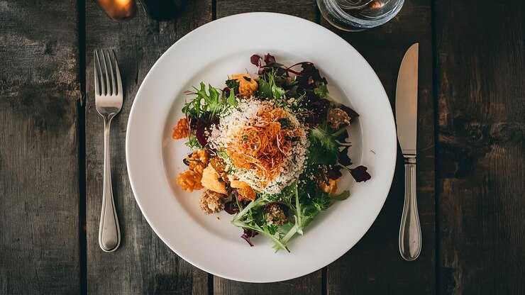 Ein Teller Salat mit Gemüse
