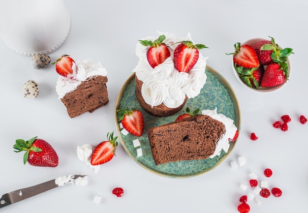 Foto ein teller schokoladenkuchen mit erdbeeren darauf