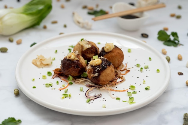 Ein Teller Takoyaki über einem Marmortisch