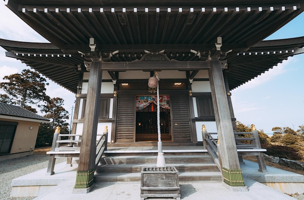 Ein Tempel mit einem Schild mit der Aufschrift „Yasaka“ auf der Vorderseite.
