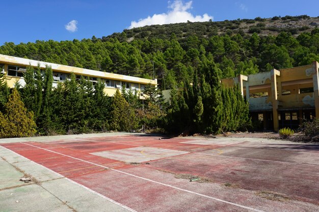 Ein Tennisplatz vor einem Berg