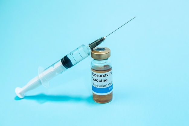 Ein Testimpfstoff gegen Coronavirus. Eine Durchstechflasche mit einem Impfstoff von Covid-2019. Ein Heilmittel für das Virus. Experimentelle Medizin.