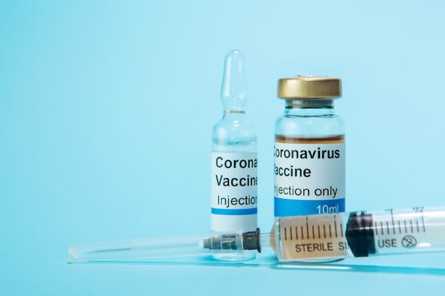 Ein Testimpfstoff gegen Coronavirus. Eine Durchstechflasche mit einem Impfstoff von Covid-2019. Ein Heilmittel für das Virus. Experimentelle Medizin.