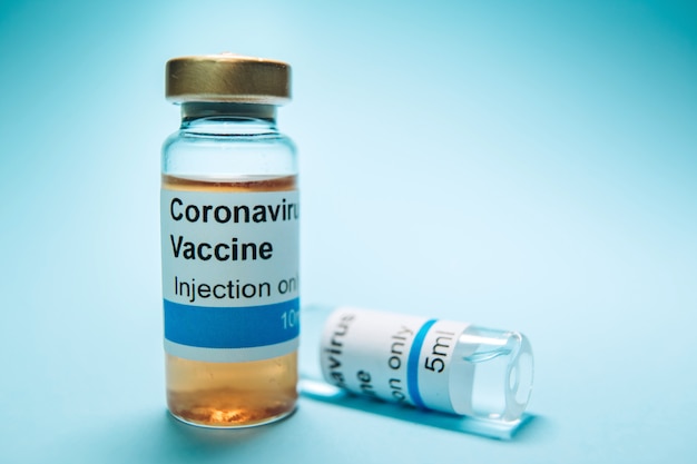 Ein Testimpfstoff gegen Coronavirus. Eine Durchstechflasche mit einem Impfstoff von Covid-2019. Ein Heilmittel für das Virus. Experimentelle Medizin.