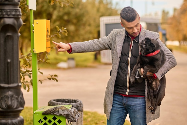 Ein Tierbesitzer nimmt Putzzeug aus der Kiste