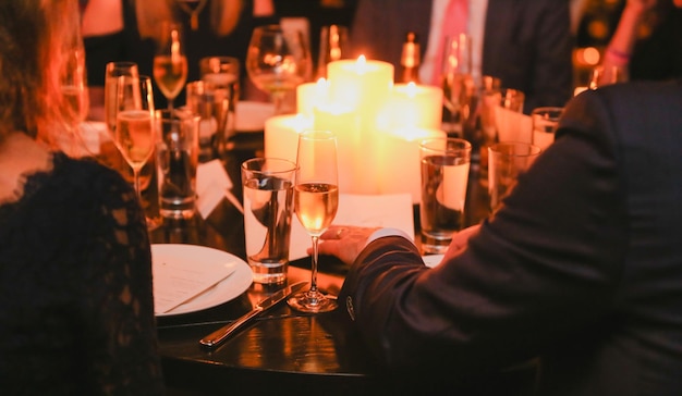 Ein Tisch bei einer Hochzeit mit brennender Kerze