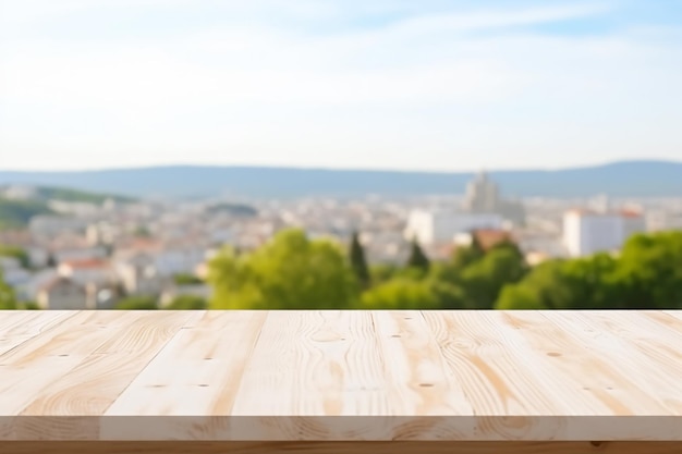 Ein Tisch mit Blick auf eine Stadt im Hintergrund