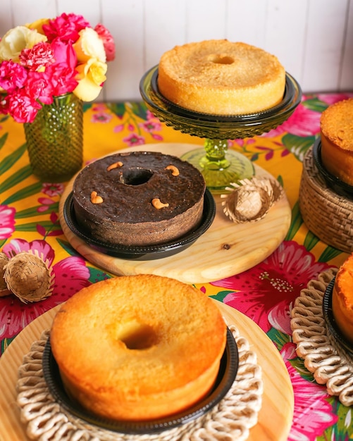 Ein Tisch mit einem Haufen Kuchen darauf, darunter einer mit einem Schild mit der Aufschrift „Donut“.