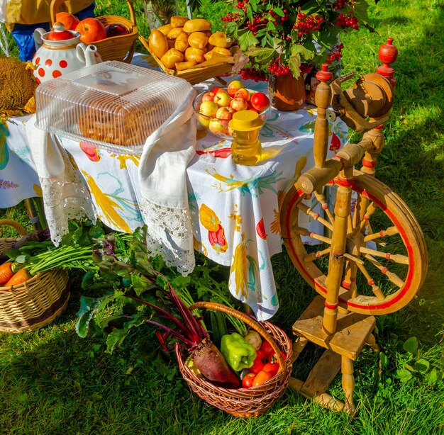 Ein Tisch mit einer Tischdecke mit Obst und Gemüse darauf.