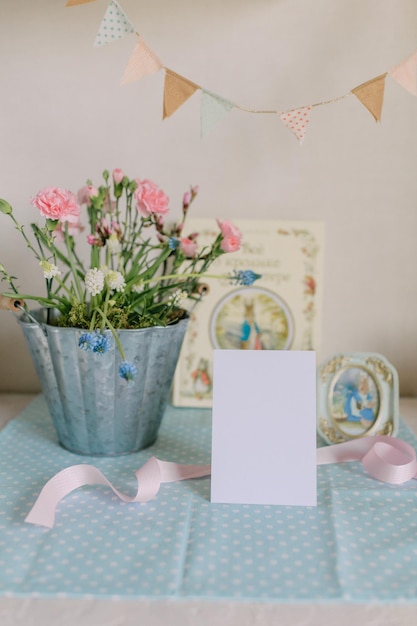 ein Tisch mit einer Vase mit Blumen und einer Karte mit dem Satz blumen