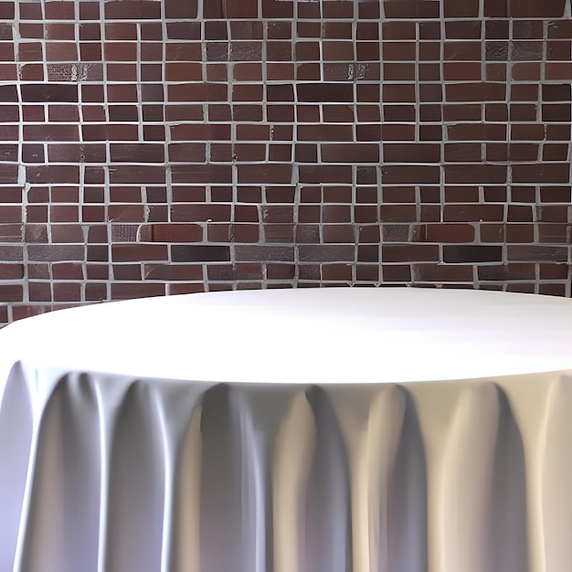 Ein Tisch mit weißer Tischdecke und einer Backsteinmauer im Hintergrund.