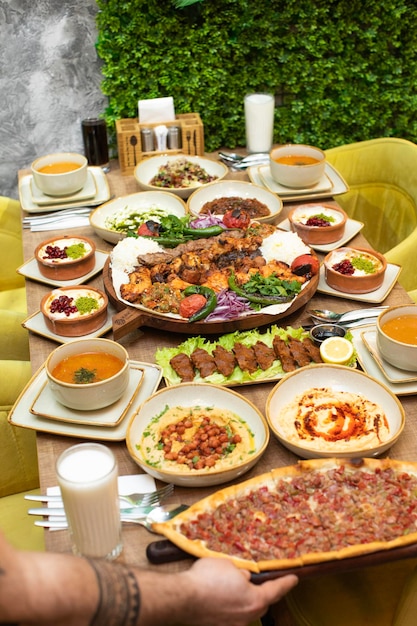 Ein Tisch voller Essen, darunter eine Schüssel mit Essen und eine Schüssel mit Essen.