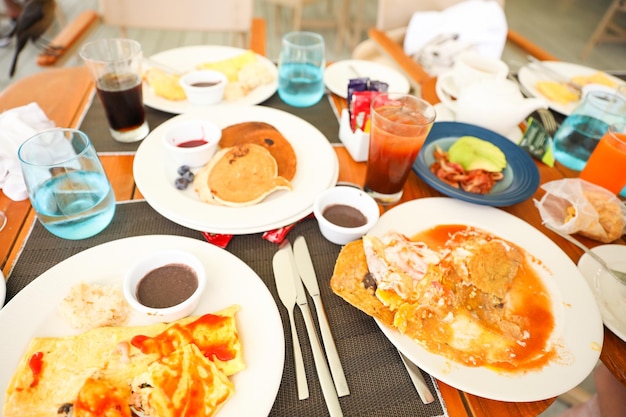 Ein Tisch voller Essen, darunter Pfannkuchen, Pfannkuchen und Pfannkuchen.